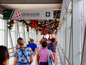 ciudad de panama, varias personas caminando por un pasillo hacia metro mall