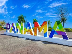 Cartas de la Ciudad de Panamá en Panamá en el paseo marítimo Malecón cerca del centro histórico Casco Viejo.