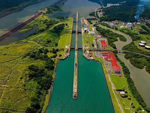 Vista de la zona del Canal de Panamá, tránsito de portacontenedores, tanques de agua, compuesto de esclusas