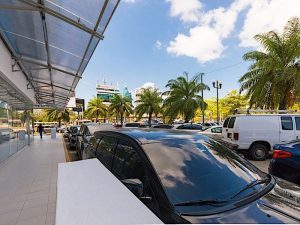 Ciudad de Panamá Panamá Multiplaza representa una de las zonas modernas de la ciudad de Panamá y está llena de actividades comerciales centros comerciales, y los nuevos rascacielos.