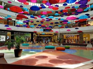 Colón, Panamá; Vista interior de un conocido centro comercial en la ciudad de Colón, con gente comprando en las tiendas.