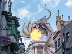 ORLANDO, EE.UU. - Gringotts Bank Dragon breathing fire The Wizarding World Of Harry Potter at Universal Studios Orlando. Universal Studios Orlando es un parque temático de Orlando, Florida.