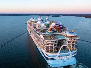 Turku, Finlandia - El mayor crucero del mundo ICON OF THE SEAS durante sus segundas pruebas de mar en el archipiélago finlandés. Vista aérea de popa.