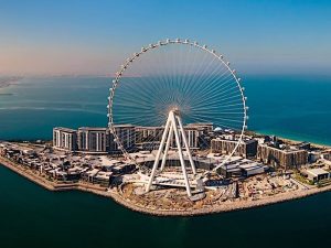 Vista aérea de la isla Bluewaters y la noria de Ain Dubai en Dubai, Emiratos Árabes Unidos. Nueva zona de ocio y residencial en el puerto deportivo de Dubai