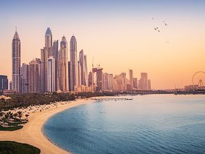 Vista al atardecer del puerto deportivo de Dubai y la zona de JBR, así como de la famosa noria y las playas de arena dorada del Golfo Pérsico. Vacaciones en los EAU