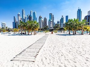 Dubai jumeirah playa con rascacielos del puerto deportivo en los EAU. Popular público JBR playa