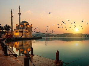 Mezquita de Ortakoy y puente del Bósforo en Estambul al amanecer, Turquía