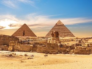 La Gran Esfinge junto a las Pirámides de Egipto, vista del atardecer, Giza