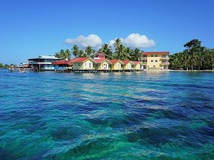 Resort isleño con cabañas sobre el agua, Caribe, Bocas del toro, Carenero, Panamá