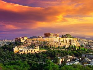 Acrópolis con Partenón. Vista a través de un marco con plantas verdes, árboles, mármoles antiguos y paisaje urbano, Atenas, Grecia.