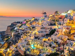 Atardecer nocturno en el tradicional pueblo griego de Oia, en la isla griega de Santorini. Santorini es un destino turístico emblemático de Grecia, famoso por sus puestas de sol y su arquitectura blanca tradicional.