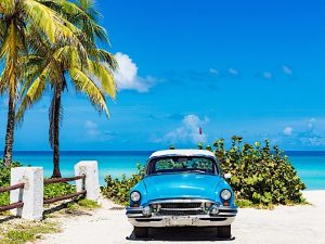 La Habana, Cuba - Auto clásico Buick azul americano estacionado directo en la playa de Varadero Cuba - Serie Cuba Reportaje