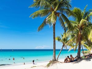 La Habana, Cuba - Playa cubana de ensueño con palmeras en Varadero - Serie Cuba Reportaje
