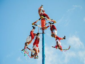 Tulum, Mexico - Danza tradicional maya en el parque temático de Xel-ha, en la península de Yucatán, México. Los bailarines cuelgan de un palo a varios metros de altura