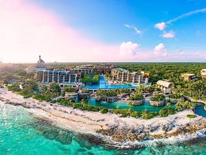 Aerial,Tour,Over,A,Luxurious, - complejo hotelero de estrellas junto a las hermosas playas de Cancún con tiempo soleado