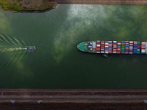 Imagen del Canal de Panamá mostrando un barco en tránsito