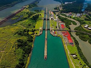 Vista aérea del Canal de Panamá con barcos transitando a través de sus esclusas