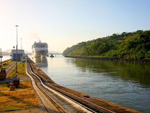 Vista del Canal de Panamá con barcos navegando y paisajes naturales