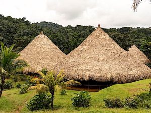 Indígenas Embera de Panamá con su vestimenta tradicional