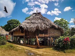 Miembros de la comunidad Embera en Panamá realizando actividades tradicionales