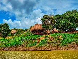 Pueblo Emberá en Panamá rodeado de naturaleza