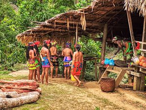 Comunidad Embera en Panamá con vestimenta tradicional