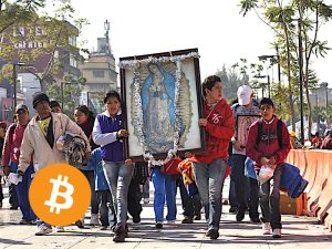 Imagen de la Virgen de Guadalupe con fondo celestial