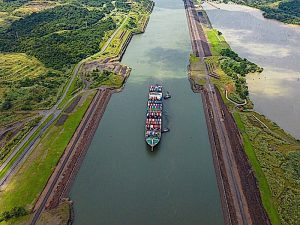 Vista panorámica del Canal de Panamá con barcos navegando