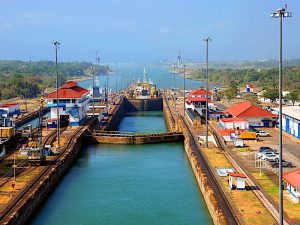 Vista aérea del Canal de Panamá con barcos transitando