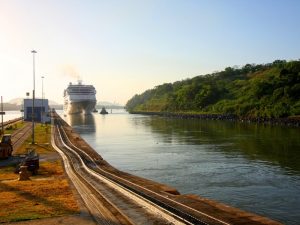 Isla Monos en Panamá con exuberante vegetación y monos en los árboles