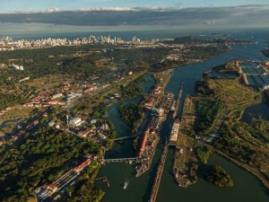 Vista panorámica del océano Pacífico en Panamá con un espectacular atardecer