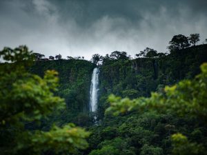 Vista panorámica del Valle de Antón en Panamá rodeado de montañas y vegetación exuberante