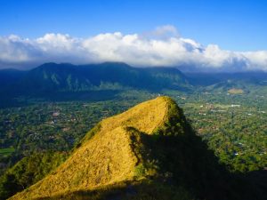 Vista Panorámica del Valle de Anton en Panamá con Montañas y Vegetación Lush