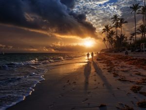 Hermosa playa de Punta Cana con aguas cristalinas y palmeras