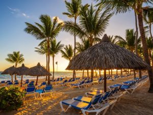 Playa de arenas blancas rodeada de palmeras en Punta Cana