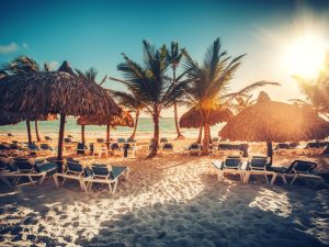 Playa paradisíaca en Punta Cana con arena blanca y aguas cristalinas