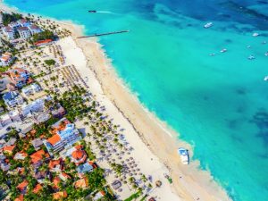 Playa de Punta Cana con arena blanca y aguas turquesas