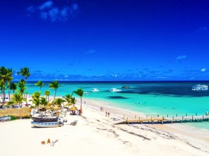 Vista panorámica de la playa de Punta Cana en un día soleado