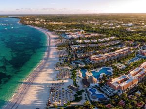 Vista panorámica de la playa de Punta Cana con aguas cristalinas y palmeras