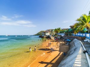 Vista aérea de la playa de Taboga en Panamá con aguas cristalinas y arena blanca