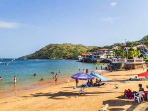 Vista panorámica de la playa de Taboga en Panamá con aguas turquesas y arena blanca