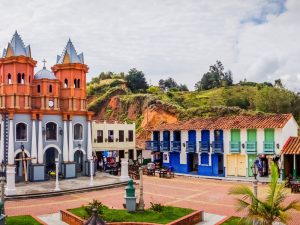 Fiestas Patrias en Medellín con decoraciones y celebraciones tradicionales