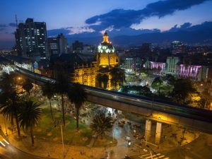 Celebración de Fiestas Patrias en Medellín con fuegos artificiales y música en 2024