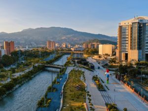 Celebración de Fiestas Patrias en Medellín con desfiles y coloridos trajes típicos