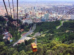 Vista panorámica de Bogotá, Colombia con su arquitectura y colinas en el fondo