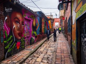 Vista panorámica de Bogotá con sus imponentes rascacielos y cerros circundantes