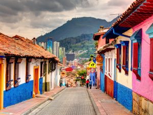 Vista panorámica de Bogotá mostrando una mezcla de edificios históricos y modernos