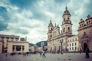 Vista panorámica de Bogotá con montañas al fondo