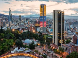 Vista panorámica de Bogotá, destacando su arquitectura y paisaje urbano