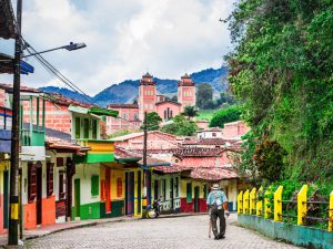 Vista colorida del Carnaval de Medellín en Colombia con disfraces tradicionales